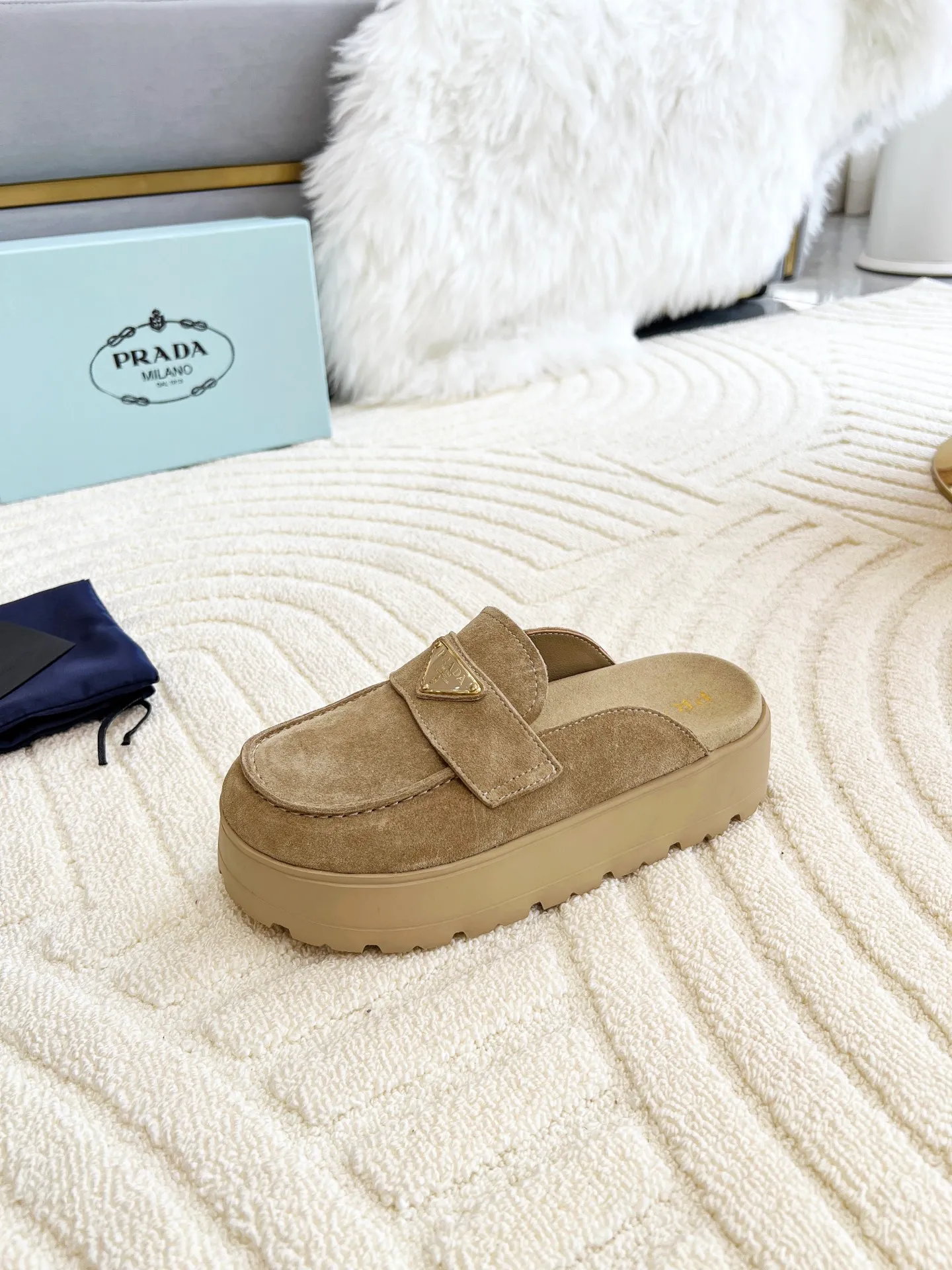 👟👟Ex-factory price 440👟👟 Prada/Prada 25ss summer new couple's beach thick-soled Birkenstock sandals. This shoe style is really a classic design that will not go out of style and is in line with everyone's current pursuit of comfortable and healthy wearing concepts. It is regarded by many domestic and foreign celebrities and fashionistas as an important choice for daily slippers. ✔Upper: imported super soft sheepskin ✔Inner lining: imported sheepskin ✔Hardware: Original molded split hardware ✔Outsole: Ultra-light, wear-resistant and non-slip foam sole ✔Number of yards: 35~40 (custom-made 40 pieces are non-refundable)